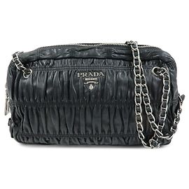 PRADA Logo Nappa Leder Schultertasche mit geraffter Kette Schwarz