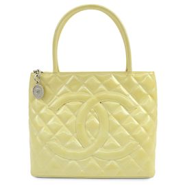 CHANEL Medallion Matelasse COCO Mark Handtasche aus Lackleder A01804