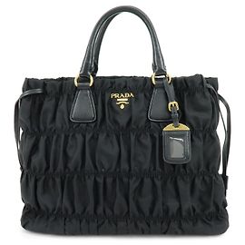 Bolsa 2Way PRADA em nylon Tessuto Gaufre e couro Preta B1788M
