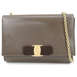 Salvatore Ferragamo Borsa a tracolla con catena Ferragamo Vara in pelle embossed con fiocco, Marrone