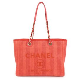 CHANEL Deauville MM Shopper aus Stroh-Canvas und Leder Rot A67001