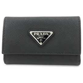 PRADA Schlüsseletui aus Saffiano-Leder mit Triangle-Logo Schwarz 1PG004