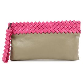 Bottega Veneta Bolsa de Mão Flat Pouch em Couro Intrecciato Beige Pink