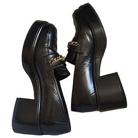 Mocassini Chanel in pelle nera con catena