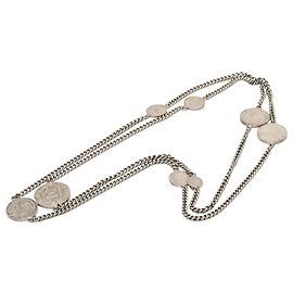 Collana lunga a catena con monete in ottone CC argentato Chanel