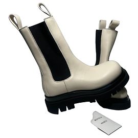 Bottega Veneta Lug Boots aus Sea Salt Leder