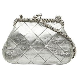 Bolsa de Ombro Chanel Coco Mark Matelasse em Pele de Cordeiro com Corrente