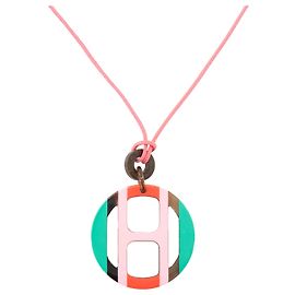 HERMÈS - Collana Pendente H Equipe Hermès in corne laccata multicolore