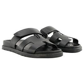 HERMÈS - Sandalias Chypre Hermès en piel lisa negra (T34,5)