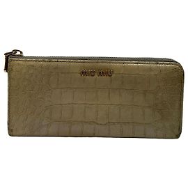 Portafoglio bifold Vintage Miu Miu in pelle effetto coccodrillo Fine anni 2000 Beige chiaro