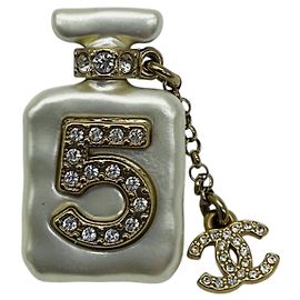 Broche Chanel 2022 CC de resina chapado en oro con strass y frasco de perfume No. 5