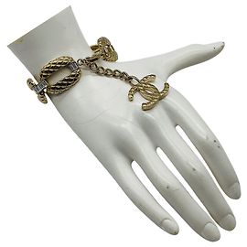 Chanel 2018 Armband mit CC-Logo-Anhänger in hellem Gold und Strass