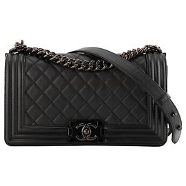 CHANEL - Bolsa de tiracolo Boy Medium So Black em pele lisa preta