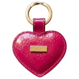Gucci Herz-Schlüsselanhänger aus Lackleder Fuchsia