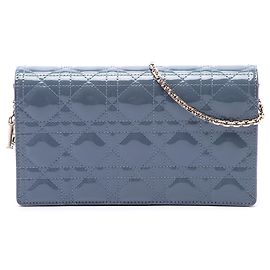 Lady Dior Wallet On Chain aus grauem Lackleder mit Cannage-Steppung Dior