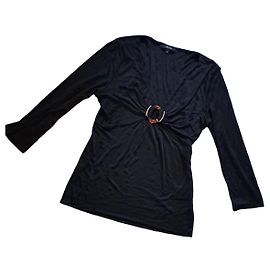 Top Gucci negro de viscosa con hebilla decorativa