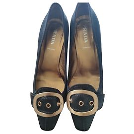 Prada Pumps aus schwarzem Leder mit goldener Schnalle