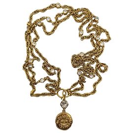 Collana Chanel anni '80 a tripla catena con medaglione e cristalli
