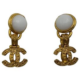 Pendientes de clip Chanel CC con perlas sintéticas