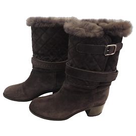 Chanel Nubuk- und Pelzstiefeletten