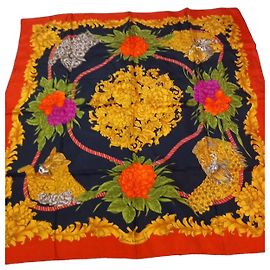 Salvatore Ferragamo Foulard in Seta Stampa Animalier e Floreale