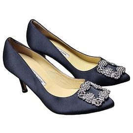 Manolo Blahnik Pumps aus schwarzem Satin für Damen mit Kristallschließe