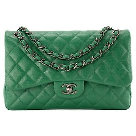 CHANEL - Classique/Timeless Jumbo Chanel Schultertasche aus grünem Kaviarleder