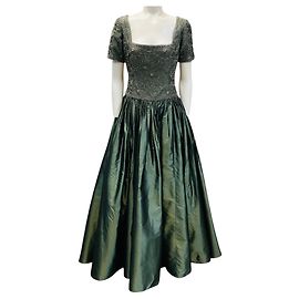 Badgley Mischka kurzärmeliges Kleid aus Seidentaft mit quadratischem Ausschnitt, Perlen- und Strassbesatz, Farbe Smoke, Salbeigrün