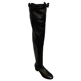 Stivali sopra il ginocchio Chanel in pelle di agnello liscia nera con logo CC intrecciato, punta cap toe, elasticizzati, con dettaglio fiocco in grosgrain logo CC
