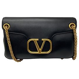 Valentino Garavani Valentino Black / Gold VLogo Schultertasche aus Leder mit Rockstud-Kettenriemen