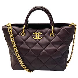 Borsa Shopper Chanel Burgundy 2023 CC Logo in pelle d'agnello matelassé con dettagli in oro spazzolato