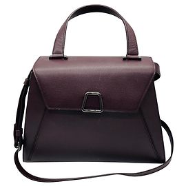 Borsa a tracolla trapezoidale Akris in pelle Saffiano bordeaux