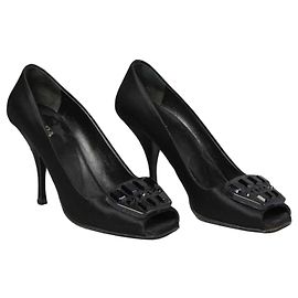 Scarpe con tacco Prada in raso nero con decorazione gioiello