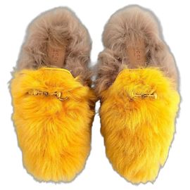 Gucci Princetown Mules aus Pelz in Gelb