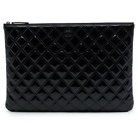 Chanel Clutch O Case Large de charol acolchado negro con doble costura