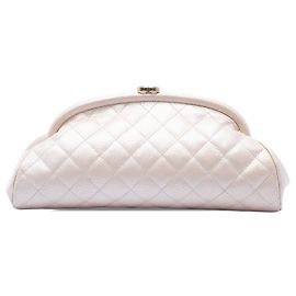 Clutch Chanel Timeless Kisslock de caviar acolchado dorado