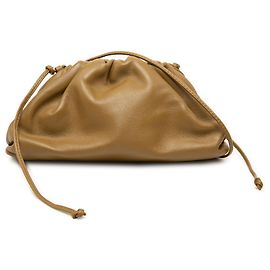 Bottega Veneta The Mini Pouch Crossbody em pele de cordeiro castanha