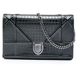Cartera Diorama con cadena Microcannage de charol metalizado negro Dior