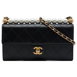 Chanel Chic Pearls Clutch aus schwarzem gestepptem Ziegenleder mit Kette
