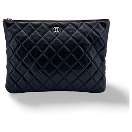 Clutch Chanel O Case de piel de cordero acolchada Medium