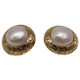 Chanel runde Clip-On-Ohrringe mit Goldfarbenen Perlen in Gold Pearl