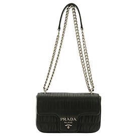 Prada Nappa Gaufre Schultertasche mit Kette und Raffung