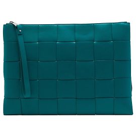 Bolso de mano Clutch Maxi Intrecciato Cassette en Nappa azul Bottega Veneta