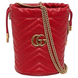 Picca borsa a secchiello Gucci GG Marmont in pelle di vitello matelassé rossa