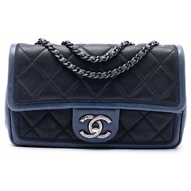 Bolso de hombro Chanel Mini Bicolor Graphic Flap de piel de cordero negro
