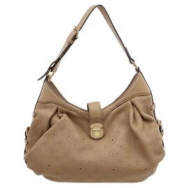 Louis Vuitton La delicata perforazione Monogram si armonizza con la pelle morbida e flessibile per offrire un'atmosfera elegante e lussuosa. Una silhouette aggraziata e naturale con chiusura a zip superiore e fibbia.