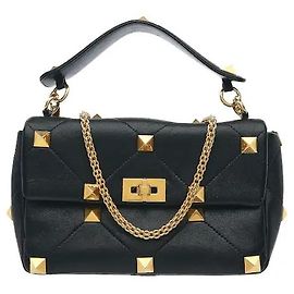 Valentino Bolder borchie piramidali si armonizzano con l'imbottitura Matelassé tridimensionale per rivelare una presenza distintiva, e il morbido materiale in pelle offre un tatto eccezionale. Chiusura Twist Lock sul davanti