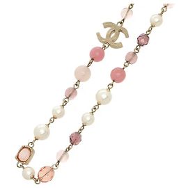 Die charakteristische lange Halskette von Chanel, bei der funkelnde Strass-Kristalle und elegante Perlen harmonisch zusammenkommen. Das ikonische CC-Logo-Ornament setzt einen glamourösen und zugleich würdevollen Akzent und kann
