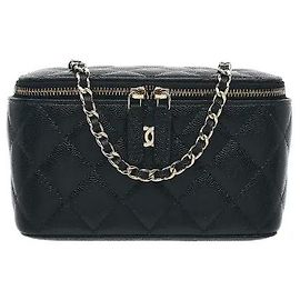 Chanel Une silhouette tridimensionnelle en forme de boîte permet un rangement stable sans s'affaisser, et une fermeture éclair largement ouverte facilite la vérification et la séparation du contenu. La bandoulière en chaîne combinée avec