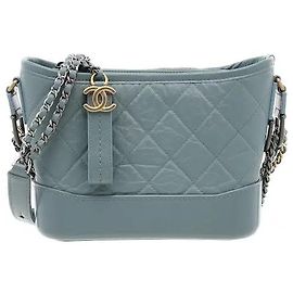 Chanel Mit einer einzigartigen Silhouette, die eine robuste Basis mit einem weichen oberen Teil kontrastiert. Hergestellt aus einem Material, das die natürliche Narbung des Leders betont, bietet es kratzfeste Praktikabilität und ein